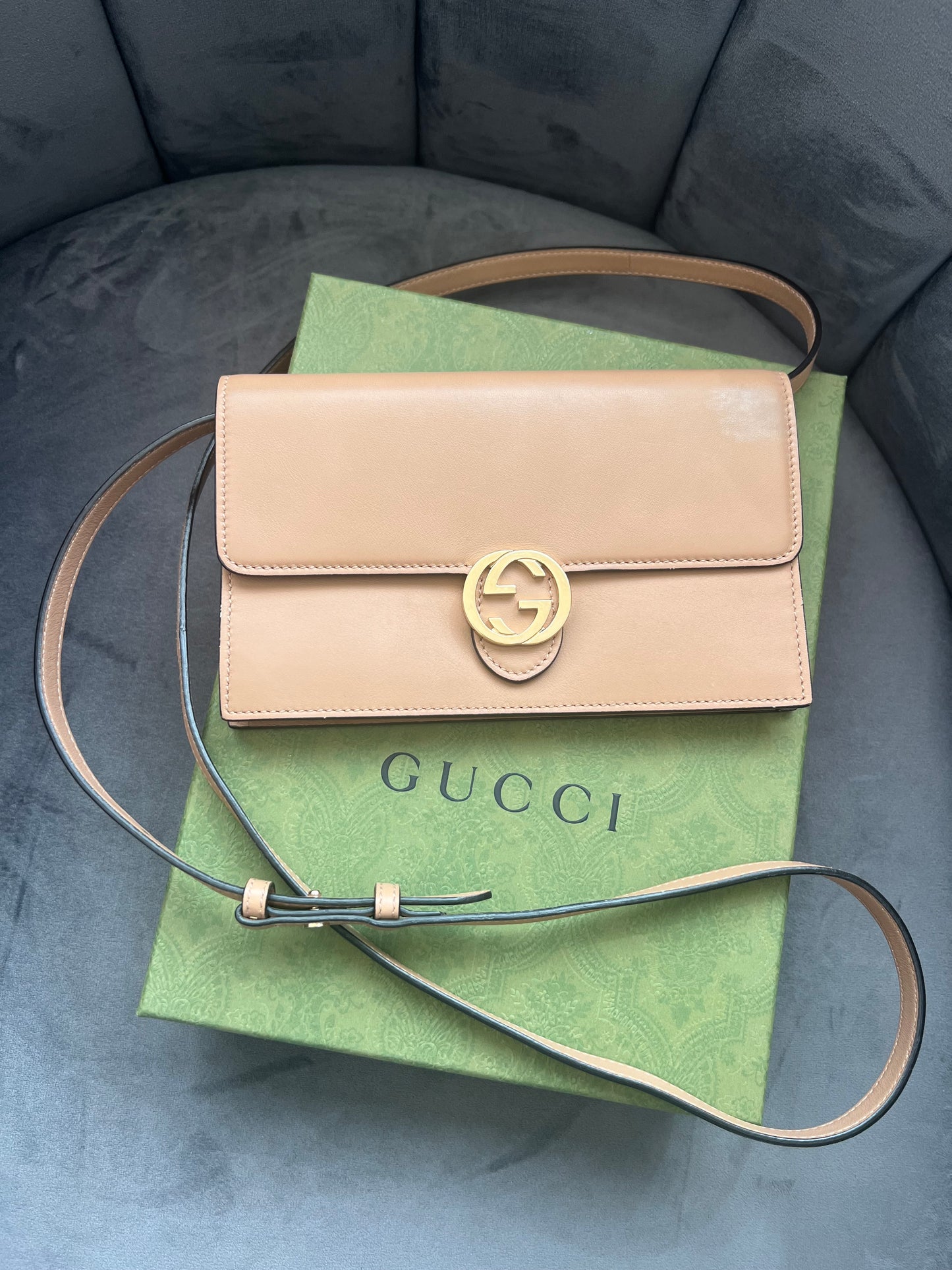 Gucci Icon Camelia wallet on chain