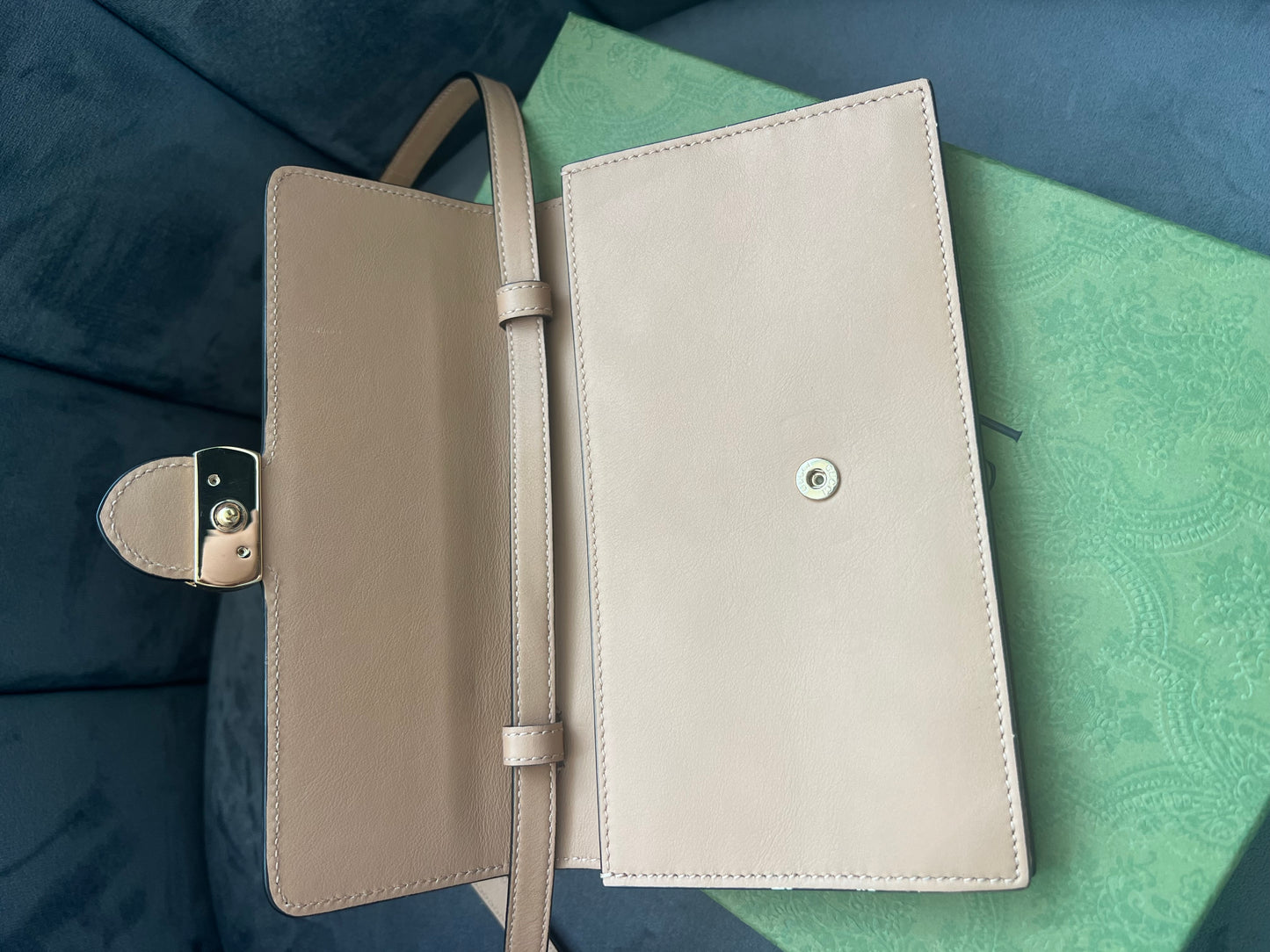 Gucci Icon Camelia wallet on chain
