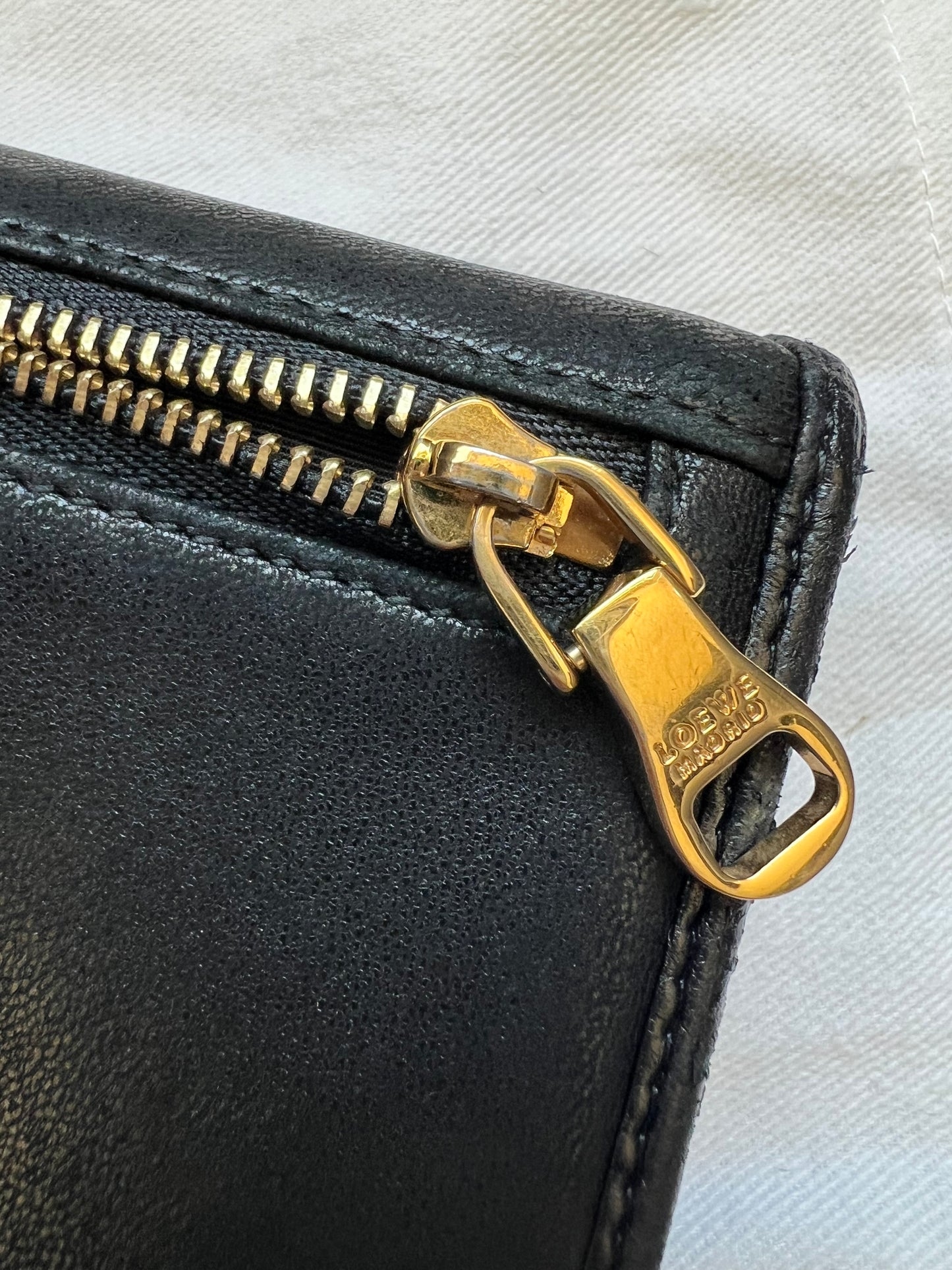 Loewe anagram wallet on chain