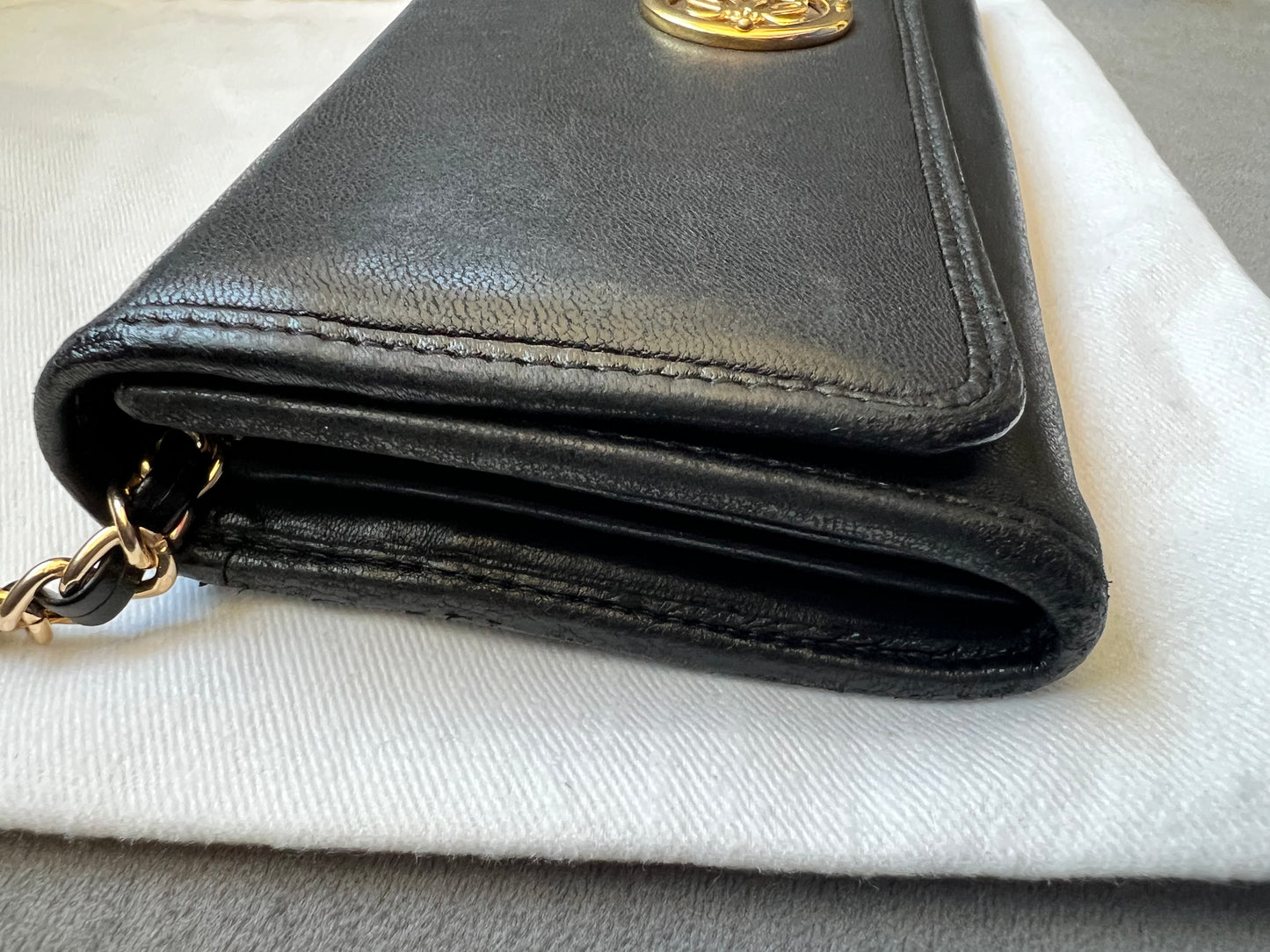 Loewe anagram wallet on chain