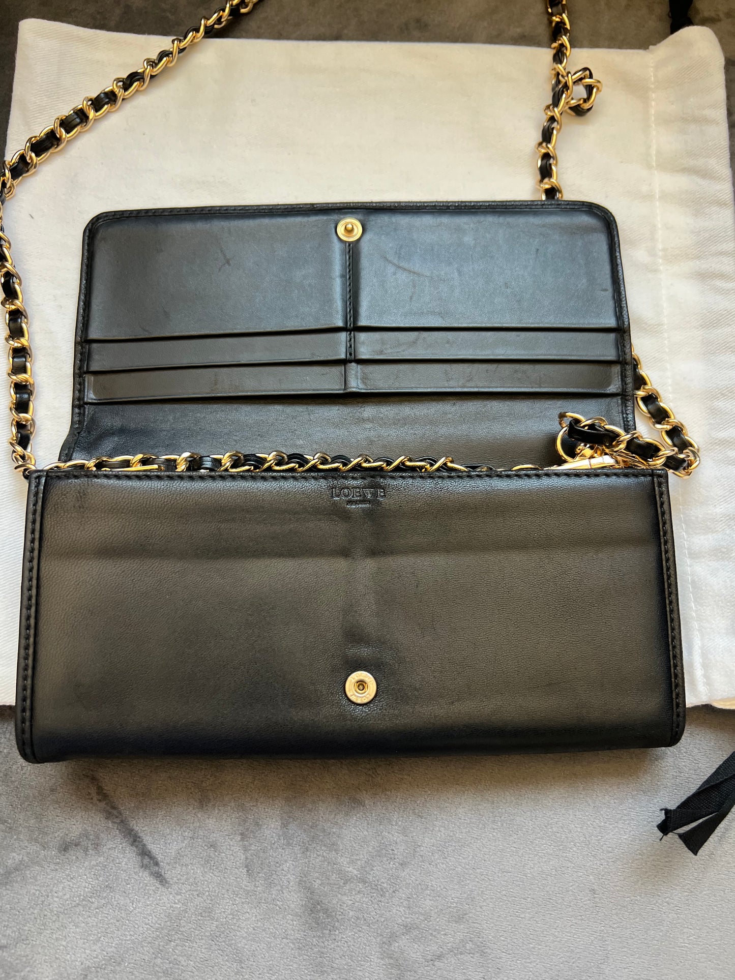 Loewe anagram wallet on chain