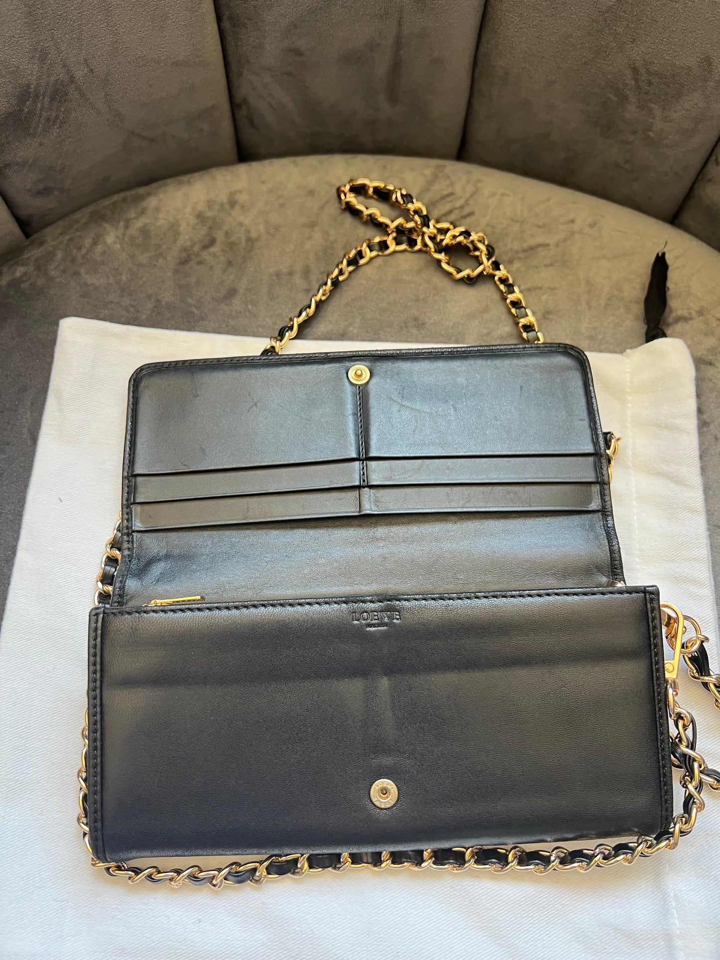 Loewe anagram wallet on chain