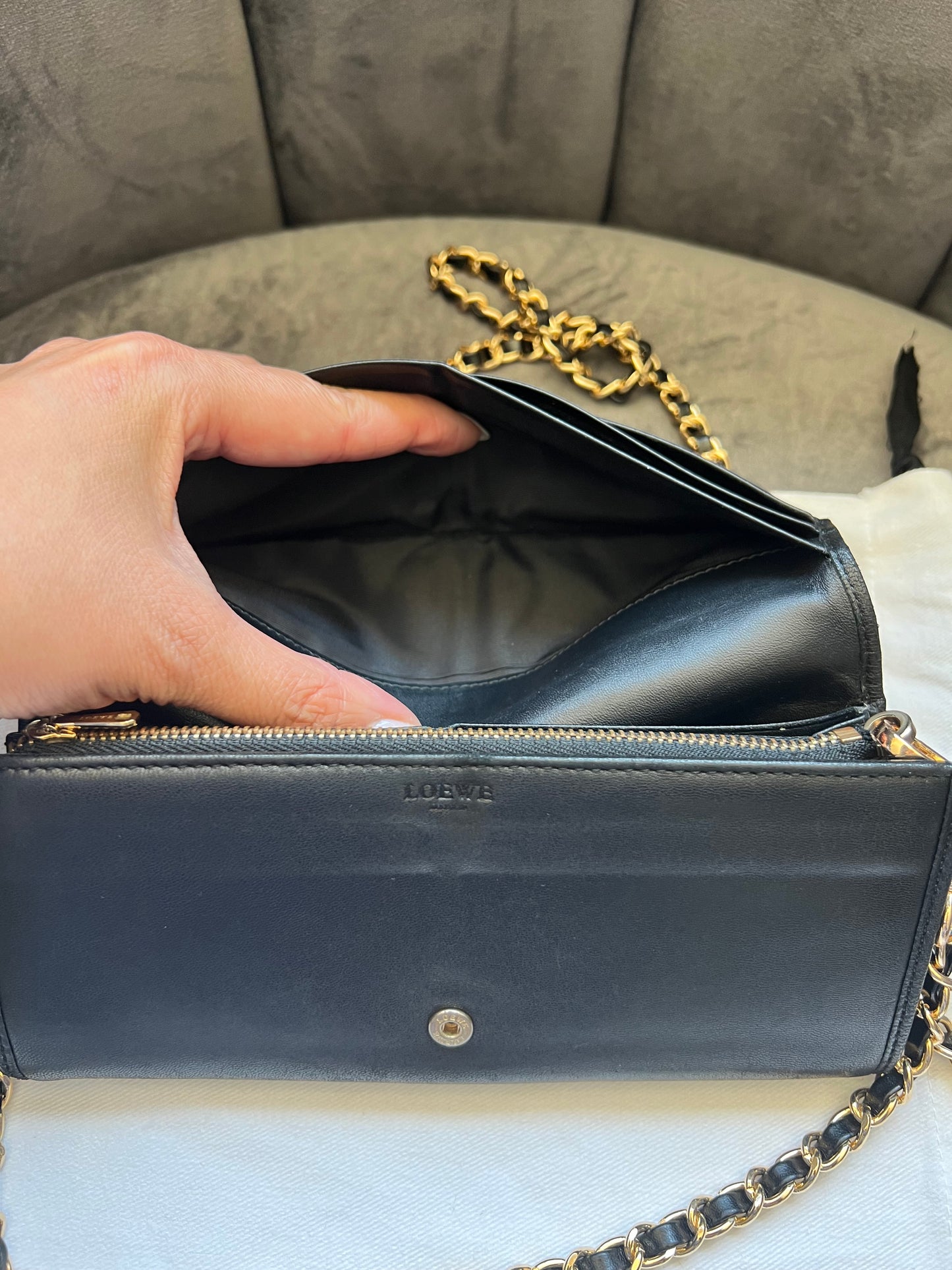 Loewe anagram wallet on chain